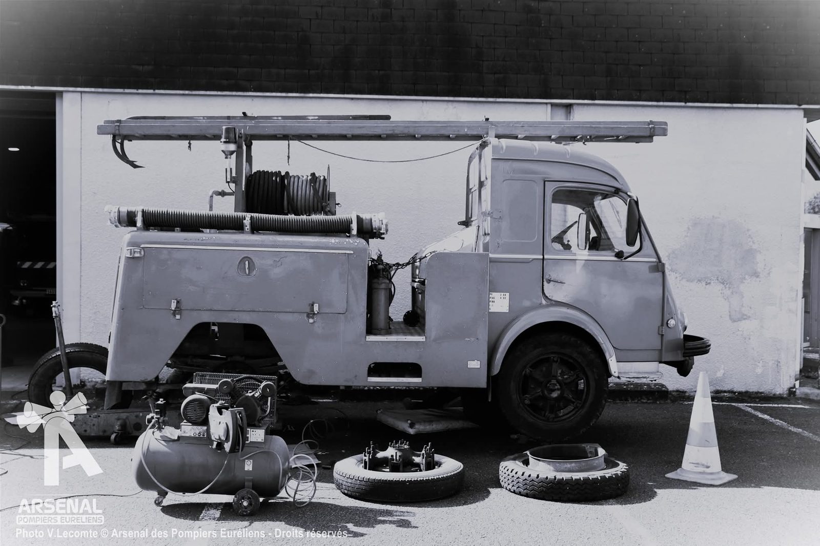 Restauration d'un véhicule dans l'atelier