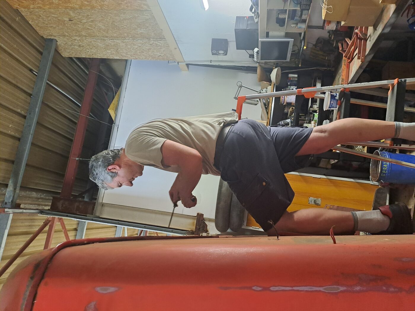 Bénévole en carrosserie