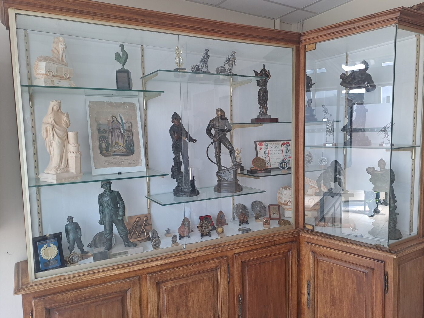 Vitrine statuettes et médailles
